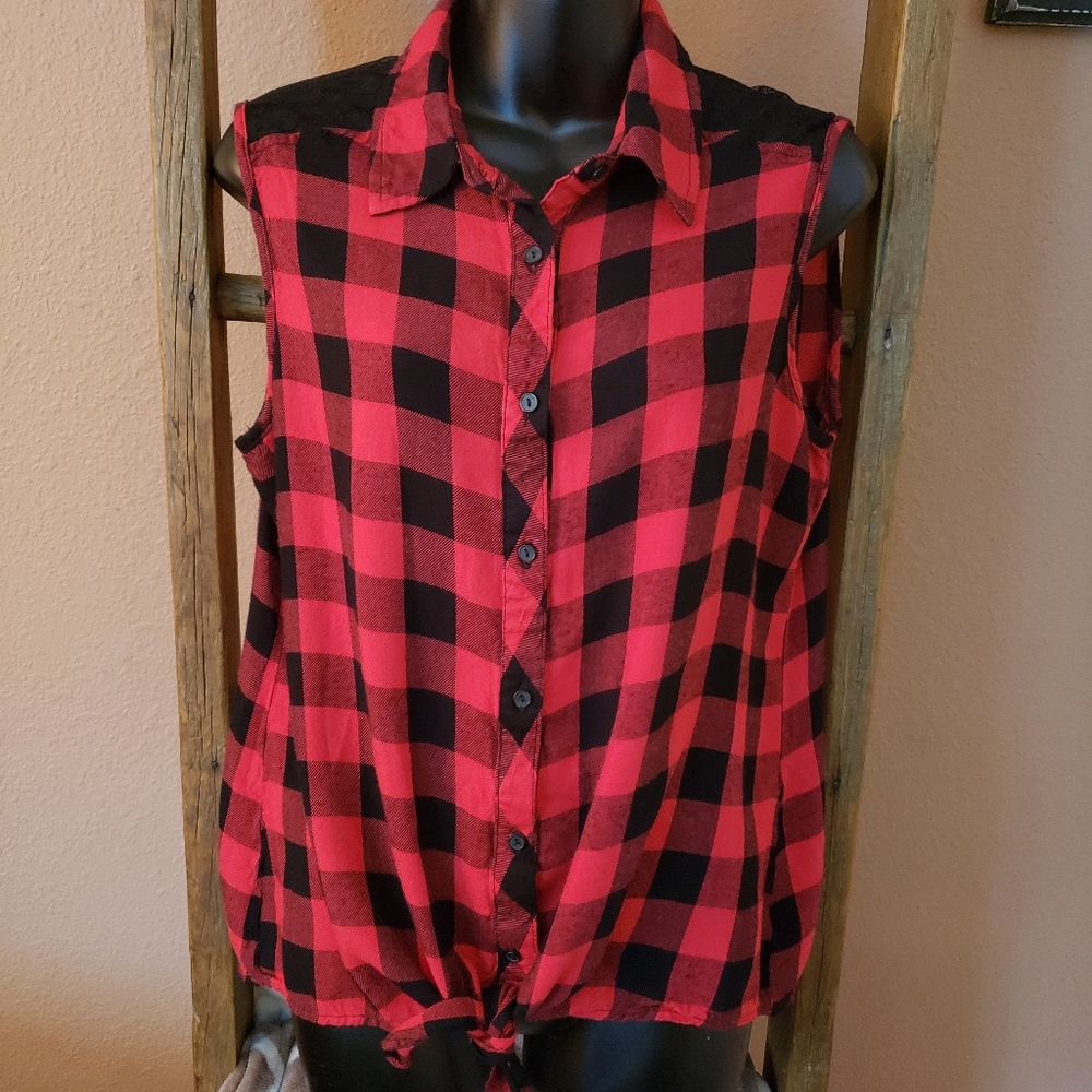 ⚡3 for $15. Button down/tie front tank